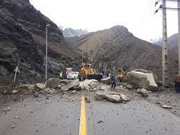 احتمال ریزش سنگ و بهمن/ مسافران در حاشیه جاده چالوس توقف نکنند
