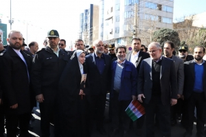 تصویر حضور دکتر وحیدی وزیر محترم کشوردر راهپیمایی مردم در شهر کرج