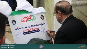 تصویر حضور علی حدادی در نماز جمعه نظرآباد و رونمایی از تابلو جشنواره جوانان برتر شهرستان
