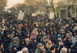 تصویر حضور پرشور بانوان در صحنه انقلاب اسلامی