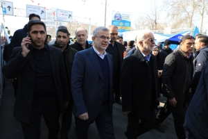 تصویر حضور دکتر مؤمنی وزیر کشوردر راهپیمایی ۲۲ بهمن در کرج