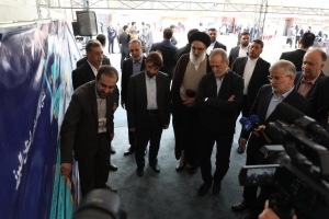 تصویر بازدید رئیس‌جمهور از نمایشگاه توانمندی‌های قرارگاه اجتماعی استان البرز