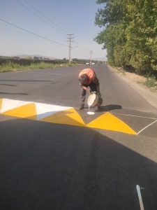 تصویر ایمن سازی و‌رنگ امیزی سرعتکاه های محور روستایی سهیلیه و پاکسازی محور قدیم کرج هشتگرد