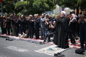 تصویر اقامه نماز ظهر عاشورا در هیئت انصار کرج