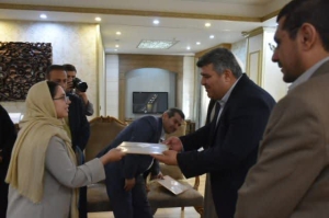 تصویر تقدیر فرماندار و امام جمعه مهستان از برگزیده کنکور سراسری