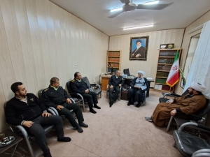 تصویر دیدار سرهنگ زمانی با امام‌جمعه طالقان به مناسبت بازگشت از حج