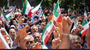 تصویر خروش مردم کرج به سمت محل راهپیمایی محکومیت اغتشاشات اخیر