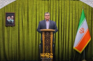 تصویر تلاوت نورانی استاد مهدی فلاح نژاد،ماه مبارک رمضان درمصلی نماز جمعه ساوجبلاغ