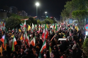 تصویر کرج، یکپارچه در صحنه؛ تجدید میثاق مردم با آرمان‌ها در شب چهل و نهم