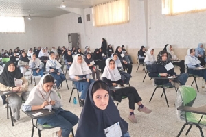 تصویر شایعه برداشتن چادر در آزمون البرز صحت ندارد