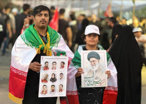 تصویر حواشی تشییع؛ عبور پیکر رهبر شهید و خانواده ایشان با بالگرد از مسیرهای شرقی تشییع
