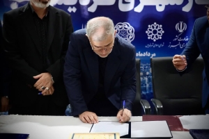 تصویر تفاهم‌نامه اجرای پروژه قطار شهری فردیس میان استانداری البرز، مدیریت شهری و شرکت سابیر امضا شد