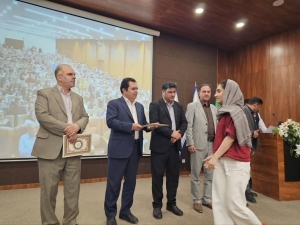 تصویر تجلیل فرماندار نظرآباد از دانش‌آموزان پذیرفته شده در مدارس تیزهوشان و نمونه دولتی شهرستان