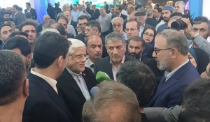 تصویر بازدید معاون اول رئیس‌جمهور همراه با وزیر ارتباطات از غرفه پیام در نمایشگاه الکامپ