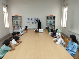 تصویر نوجوانان عضو کتابخانه‌ عمومی قلم، با مسیر تولد یک کتاب آشنا شدند