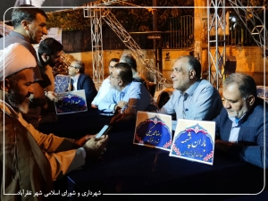 تصویر برپایی میز خدمت در تجمعات شبانه میدان سپاه شهر نظرآباد