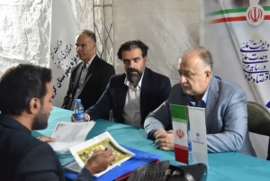 تصویر مدیران دستگاه‌ها برای حل مستقیم مشکلات مردم پای میز خدمت کرج می‌آیند