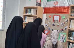 تصویر نمایشگاه عکس دفاع مقدس در کتابخانه مرحوم حاج علی قره‌حسنلو برپا شد