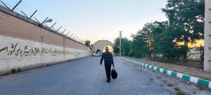تصویر آزادی ۳۵ مددجوی ندامتگاه قزلحصار همزمان با هفته دفاع مقدس