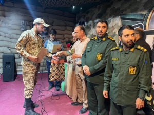 تصویر تجلیل از سربازان سپاه ناحیه جوادالائمه(ع) به مناسبت هفته دفاع مقدس و روز سرباز
