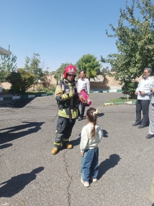 تصویر دیدار کودکان مهدکودک مسجد امام حسن مجتبی(ع) با آتش‌نشانان شهرداری کوهسار