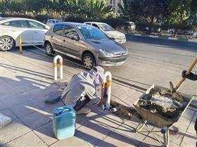 نصب راهبند در پیادهراه ۴۵ متری کاج برای جلوگیری از توقف خودروها