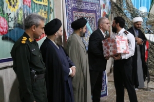 تصویر تجلیل از نیروهای انتظامی و آتش‌نشانی محمدشهر در بین‌الصلاتین نماز جمعه محمدشهر