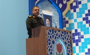 تصویر پلیس در کنار مردم، در خدمت مردم و همراه مردم است