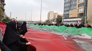 تصویر اهتزاز پرچم وحدت بخش بر تارک شانه‌های حماسه در البرز