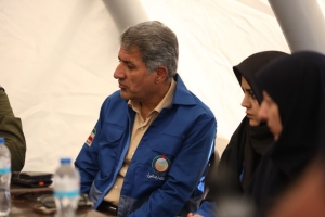 تصویر نجات پنج کارگر گرفتار در سیلاب کرج؛ پاکسازی معابر و جاده‌های البرز