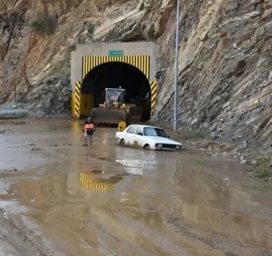 تصویر رهاسازی ۱۰ خودرو گرفتار شده در سیلاب جاده چالوس