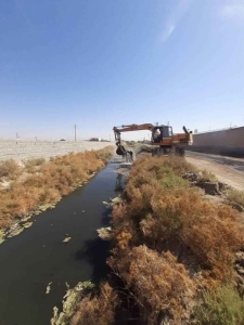 تصویر آغاز عملیات بازگشایی انتهای کانال سیاهجوی ماهدشت برای عبور ایمن سیلاب